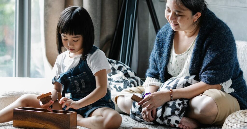 幼児から祖父母まで世代を超えて室内ゲームを楽しむ家族。笑顔で遊ぶ様子が伝わる16:9写真。