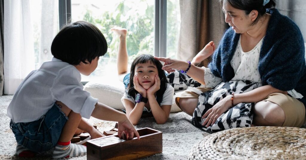 兄弟や親子がボードゲームを仲良くプレイし、年齢差を超えて協力や承認を学んでいる場面