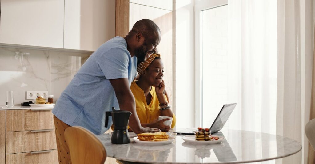 週末15分の家族ボードゲームタイムで笑顔があふれる家庭。短い時間で知育と絆を深める様子