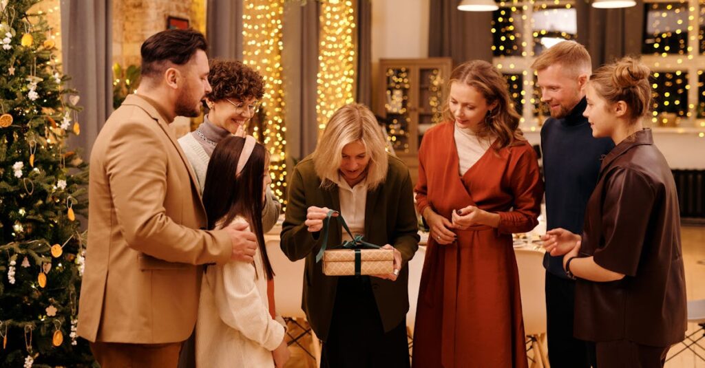 祖父母や友人が子どもへのプレゼントとして知育ボードゲームを選び、家族みんなが笑顔になる場面