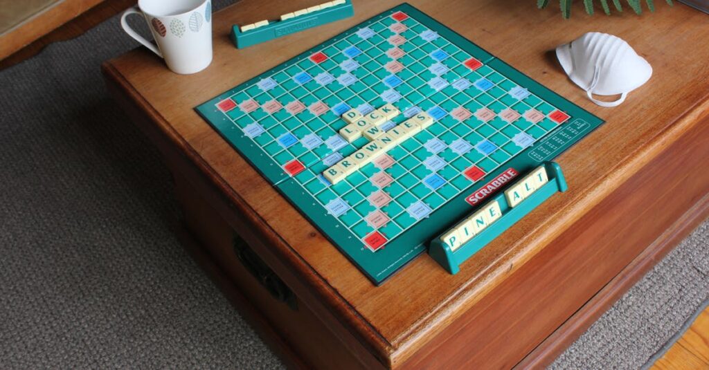 コンパクトで持ち運びやすいボードゲームが旅行用のバッグと一緒に並んでいる様子
