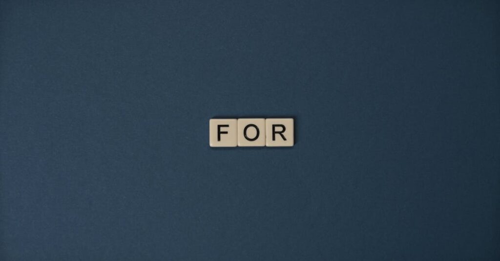 小学生の女の子が友達や親と一緒にボードゲームを楽しんでいる。カラフルでかわいいゲームが並んでいる