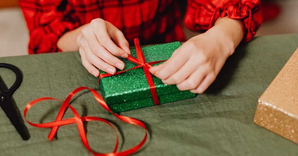 プレゼント用にラッピングされたボードゲームが冬のギフトシーズンに用意されている様子。