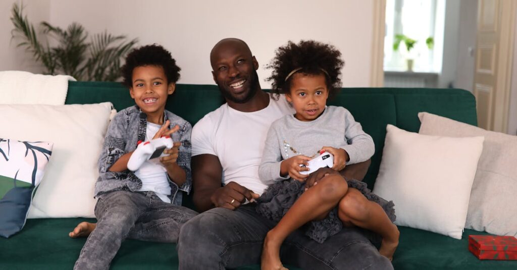 家族が選んだお気に入りのゲームを紹介しているシーン。子どもから大人まで笑顔でボードゲームやスマホを囲んで楽しんでいる。