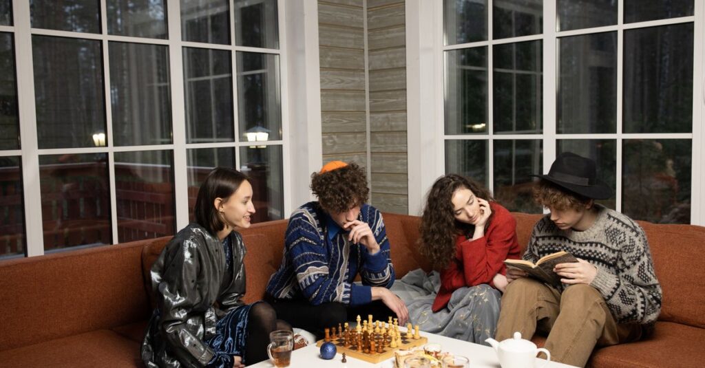 冬の夜、大人たちがボードゲームで盛り上がる温かい室内の様子。リラックスした雰囲気。