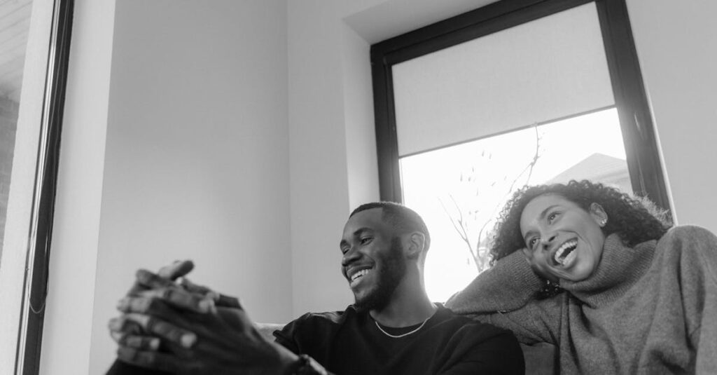 カップルが2人でボードゲームを楽しみながら爆笑している親密な雰囲気