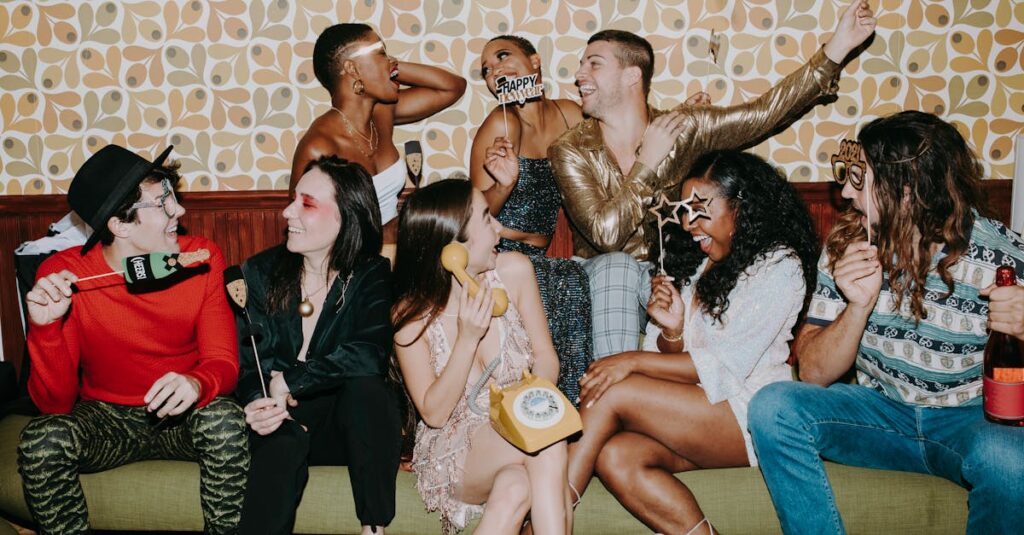 飲み会でボードゲームを楽しみながら笑う大人たちの楽しそうな場面