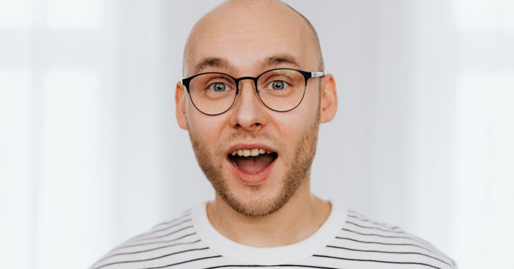 ボードゲーム中に爆笑リアクションをする参加者たちの一体感のある風景