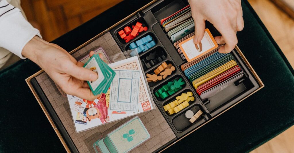 コンパクトで持ち運びやすいボードゲームが旅行用のバッグと一緒に並んでいる様子