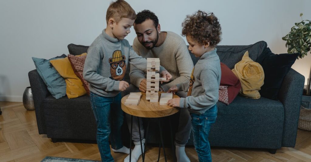 4人家族がリビングでテレビゲームを一緒に楽しんでいる。画面を見ながら笑顔でコントローラーを操作している様子。