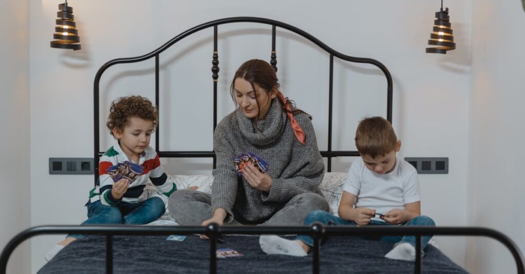 家庭で親子がボードゲームを囲んで楽しく学び合う様子