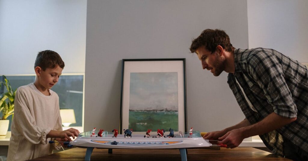 家族がこたつのテーブルでボードゲームを楽しむ様子。子どもから大人まで笑顔。