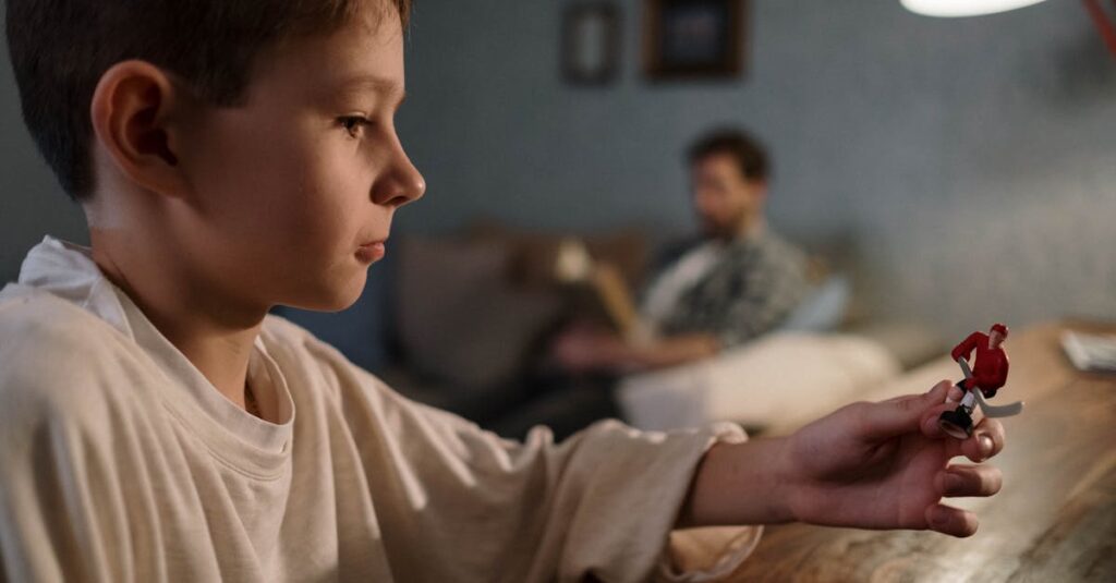 休日の午後にリビングで家族がゆったりとボードゲームを楽しんでいる様子。ソファでくつろぎながら会話している。