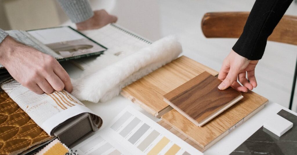 論理的思考に合ったボードゲームを選ぶために店頭やネットで比較している親子の様子