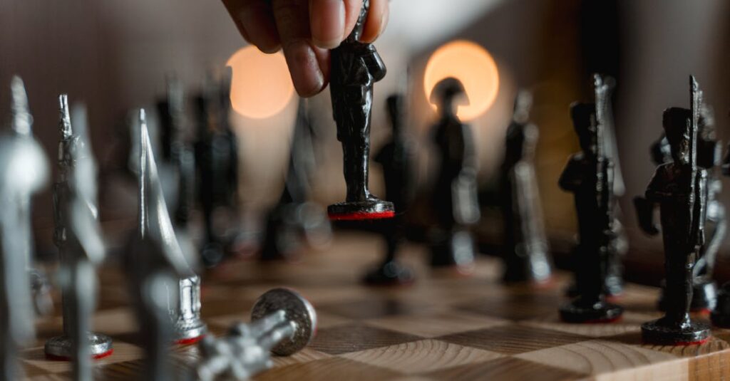 家族がボードゲームのルールをアレンジしながら遊んでいる様子。子どもも大人も楽しめる工夫。