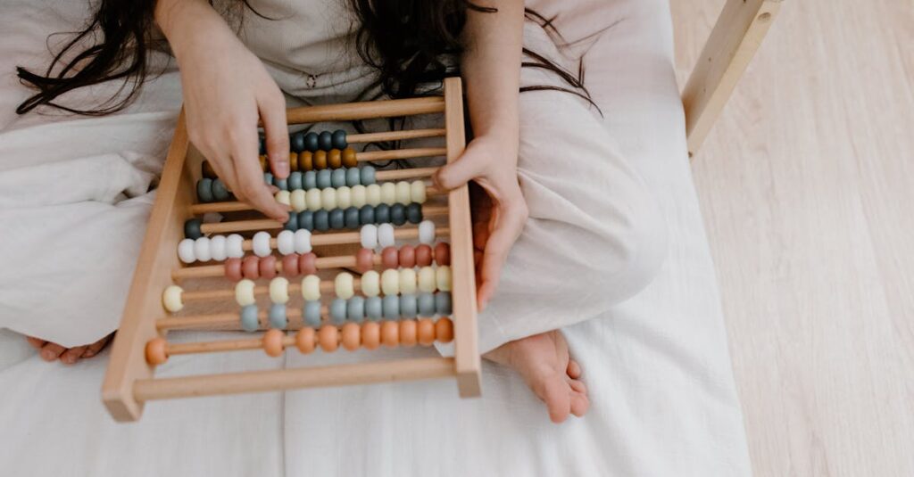 子どもが算数ボードゲームで笑顔になりながら学んでいる様子。遊びの中で数の概念を体験し、自然に算数力を伸ばしていく家庭学習シーン。