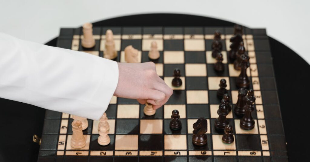 論理的思考力を育てるボードゲームを囲んで遊ぶ親子や子どもたちの様子