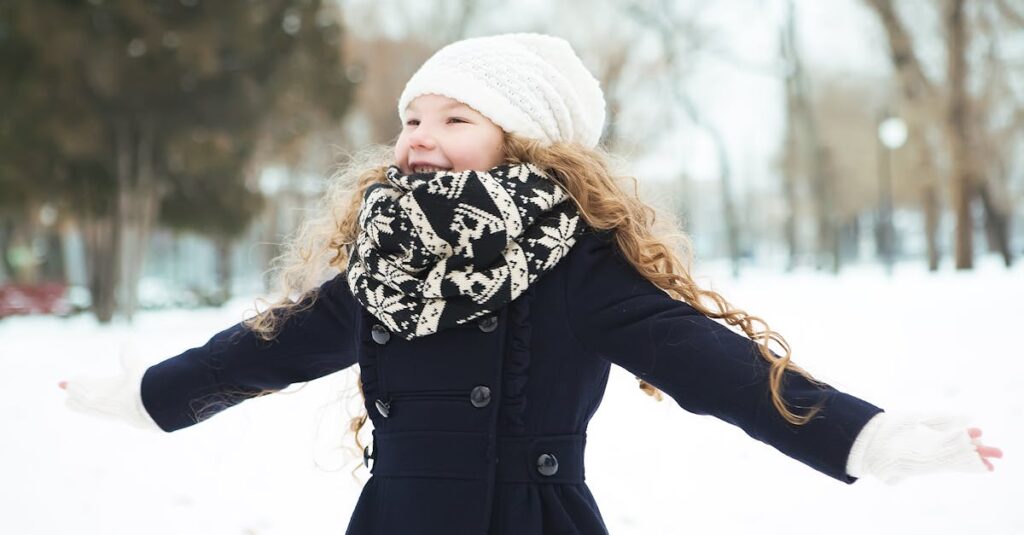 冬の室内で子どもたちが夢中になってボードゲームをプレイしている知育的なシーン。