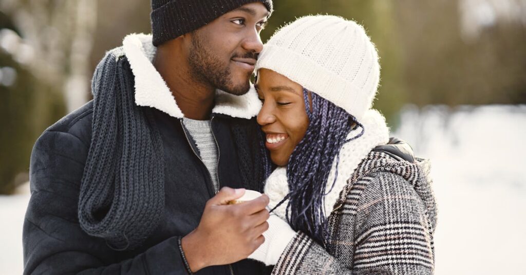 冬の夜、大人たちがボードゲームで盛り上がる温かい室内の様子。リラックスした雰囲気。