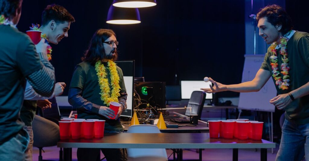 飲み会でボードゲームを楽しみながら笑う大人たちの楽しそうな場面