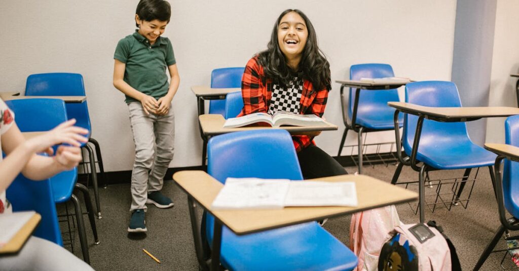 ボードゲームで爆笑する小学生の男の子たちのリアルな表情を描いたイメージ画像