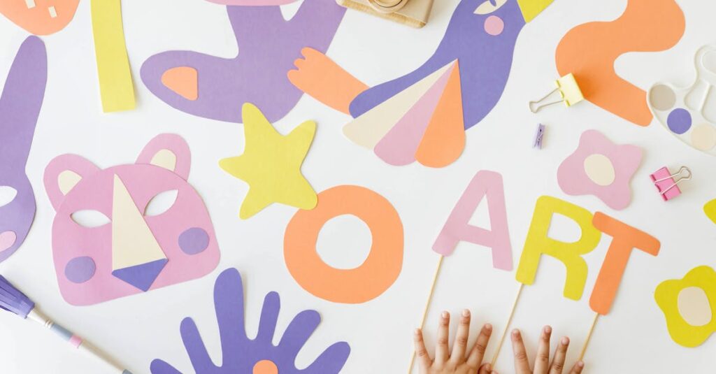 子どもがボードゲームのルールを自分で考え、家族と一緒に遊びながら創造力と論理的思考を育てている