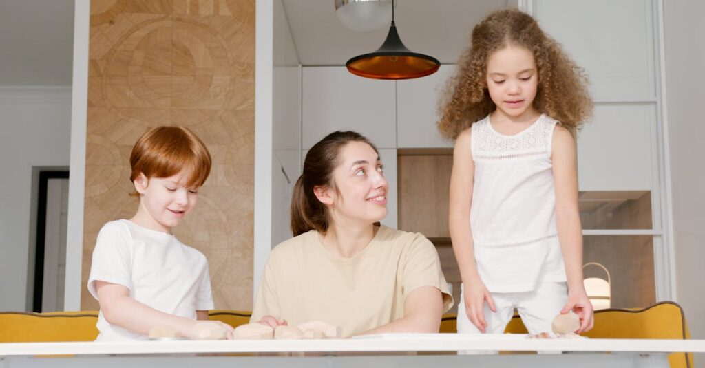 家族が簡単なボードゲームで笑顔になりながら楽しむ様子、子どもと大人が一緒に盛り上がる場面