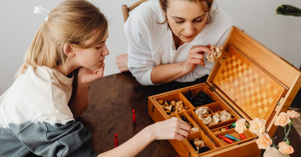 中学生と家族が室内で体を動かすゲームを一緒に楽しんでいる笑顔の様子