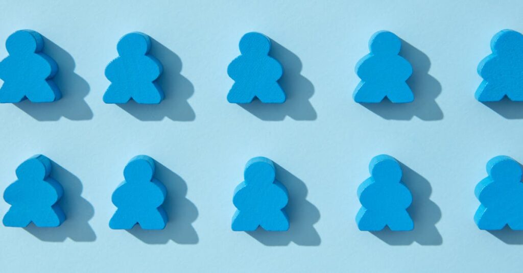 中学生と親がリビングテーブルでボードゲームに夢中になっている様子のイメージ画像