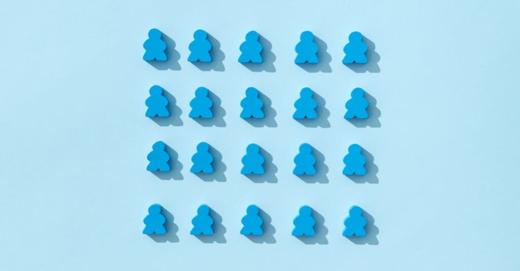 9歳から12歳の子どもたちがチームで戦略型ボードゲームをプレイし、考える力や協力力を発揮している場面