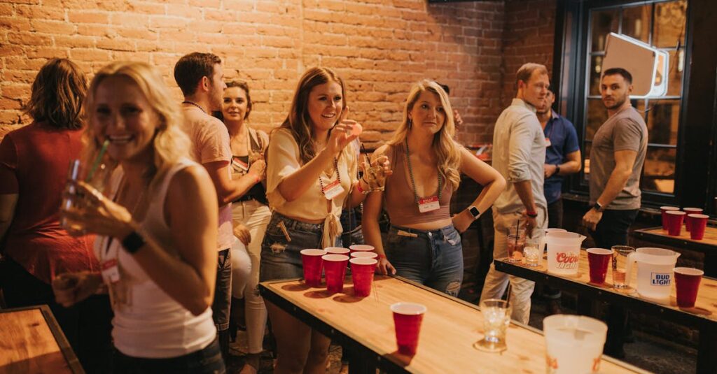 家の中で雨の日に家族全員が盛り上がっているパーティゲームの様子（子どもと親が笑顔でゲーム中）