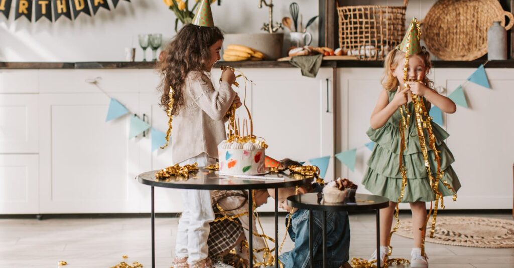 誕生日パーティーで家族がカードゲームやビンゴで盛り上がっている様子。ケーキの前で笑顔を見せながら遊んでいる。