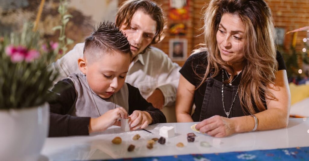 タブレットを置いてアナログボードゲームに夢中になる子どもたち。集中力や観察力を育む様子