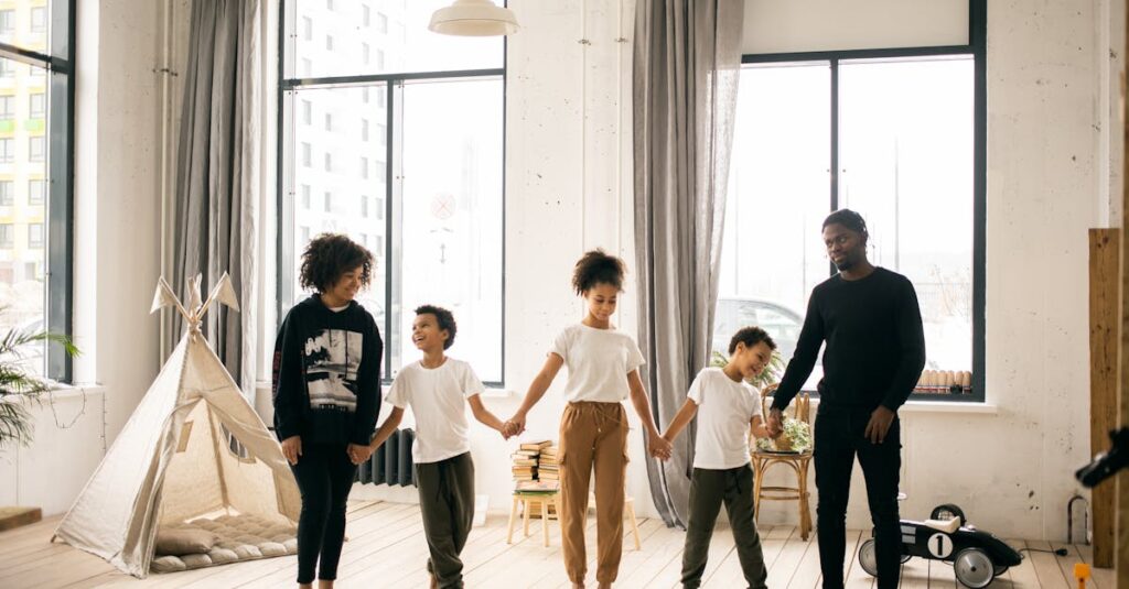 家族全員が年齢を問わずボードゲームを楽しみ、笑い合いながら知育と絆を深めている場面