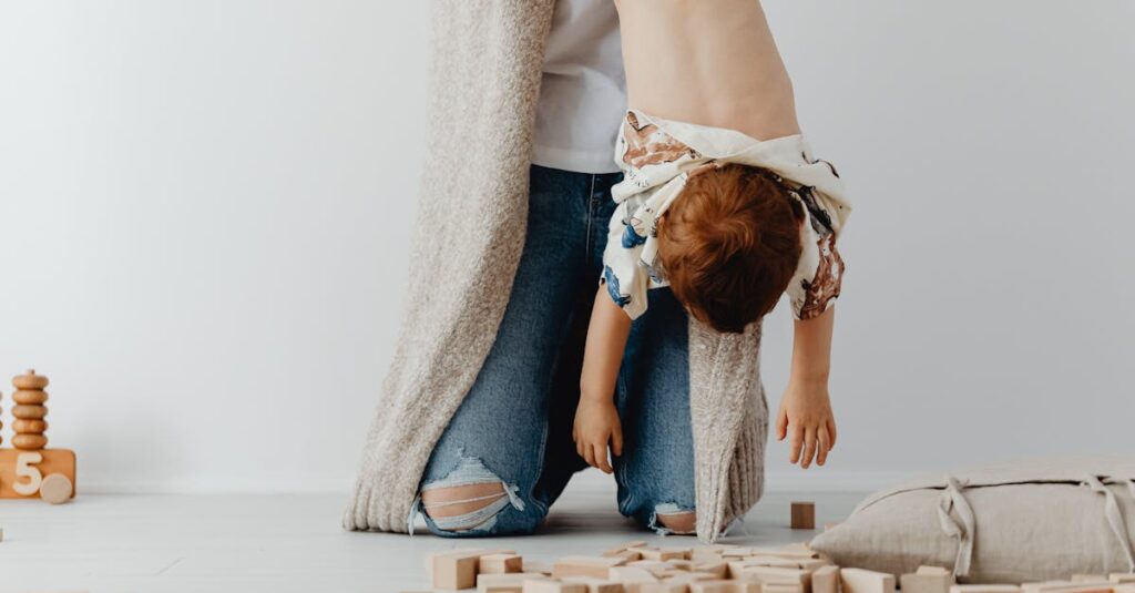 家族がボードゲームで盛り上がり、笑顔で楽しんでいる様子