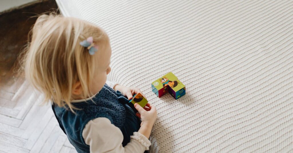 リビングや子ども部屋、和室で室内ゲームを楽しむ家族。部屋の広さに応じて工夫して遊んでいる16:9の写真。