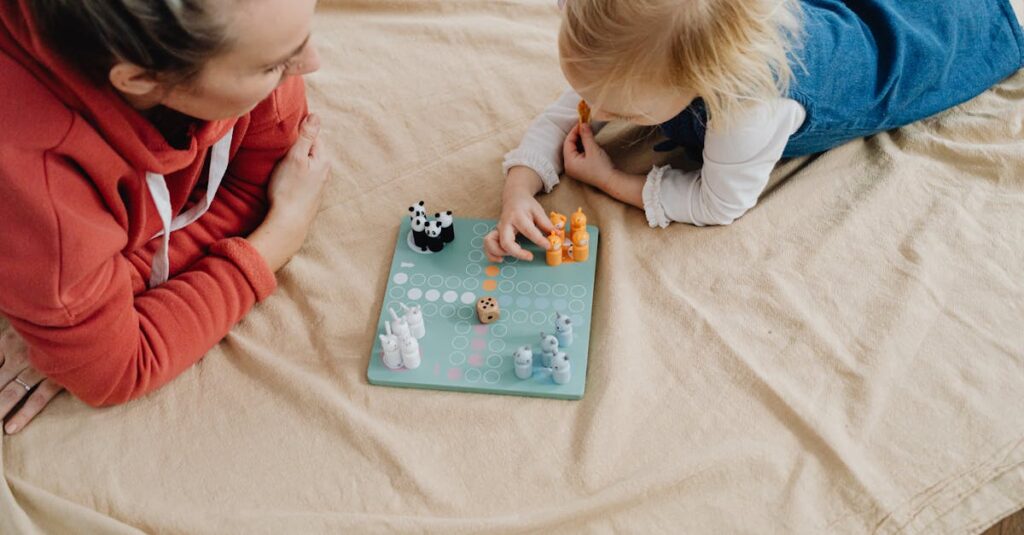 かわいらしいデザインのボードゲーム。動物やスイーツがモチーフで、小学生の女の子が夢中になっている様子