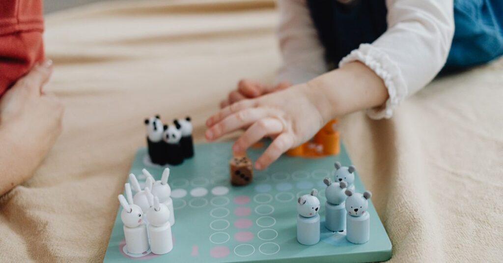 家庭で子どもがボードゲームを通じて楽しく学ぶ様子を描いたイメージ画像