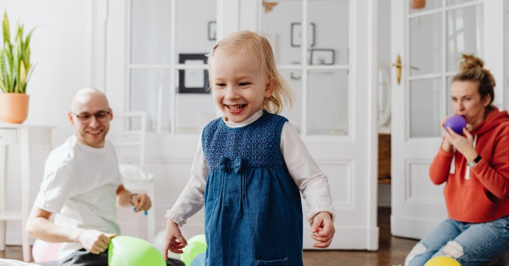 3歳から5歳の幼児が親と一緒にボードゲームを楽しみ、ルールを学びながら考える力や協調性を育てている様子