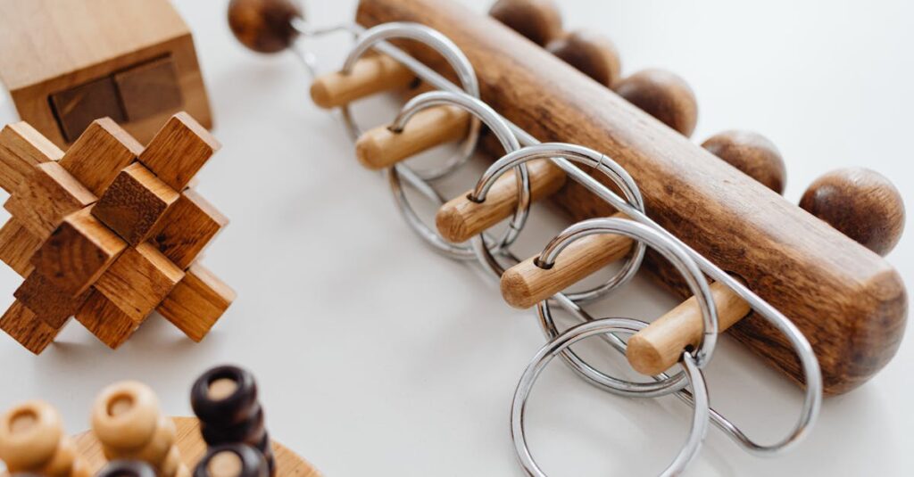 家族で論理的思考力を育てるボードゲームを囲んで楽しむ様子