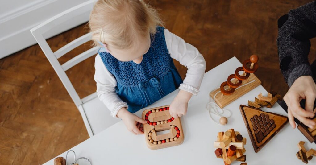 子どもの脳がボードゲームによって活性化される様子を示すイメージ図