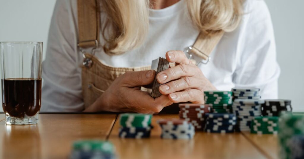 一人用ボードゲームを楽しんで満足そうな表情を浮かべる女性の様子
