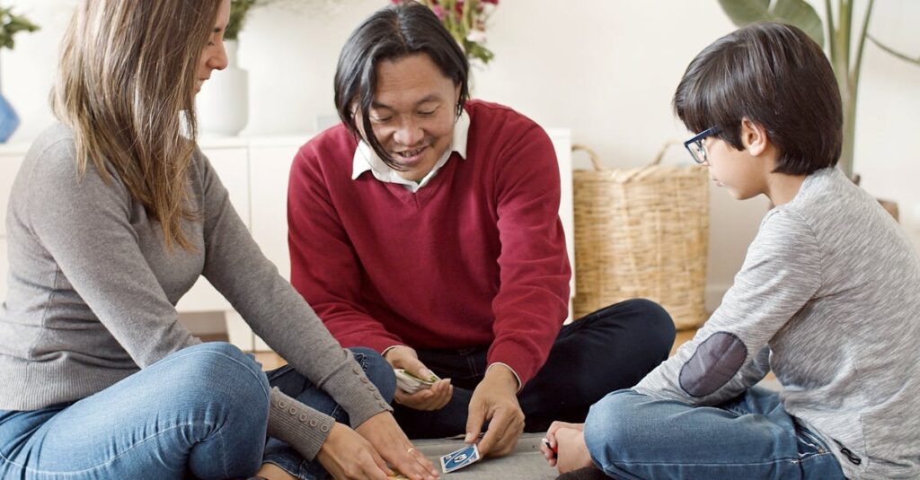 家族と一緒にボードゲームを楽しむ小学生男子の姿を描いたイメージ