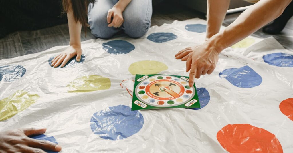 年齢や人数の異なる家族がリビングでパーティーゲームを楽しんでいる。笑顔で交代しながらプレイしている様子。