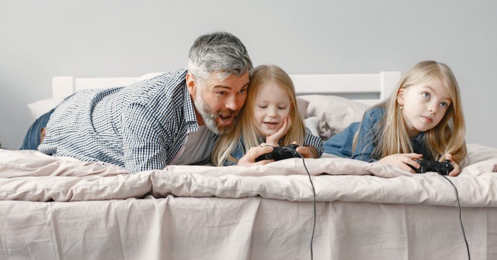 リビングや子ども部屋、和室で室内ゲームを楽しむ家族。部屋の広さに応じて工夫して遊んでいる16:9の写真。