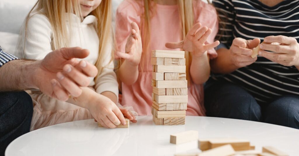 家族全員で室内ゲームを楽しみ、笑顔で団らんしている様子。親子や祖父母が一緒に遊ぶ16:9写真。