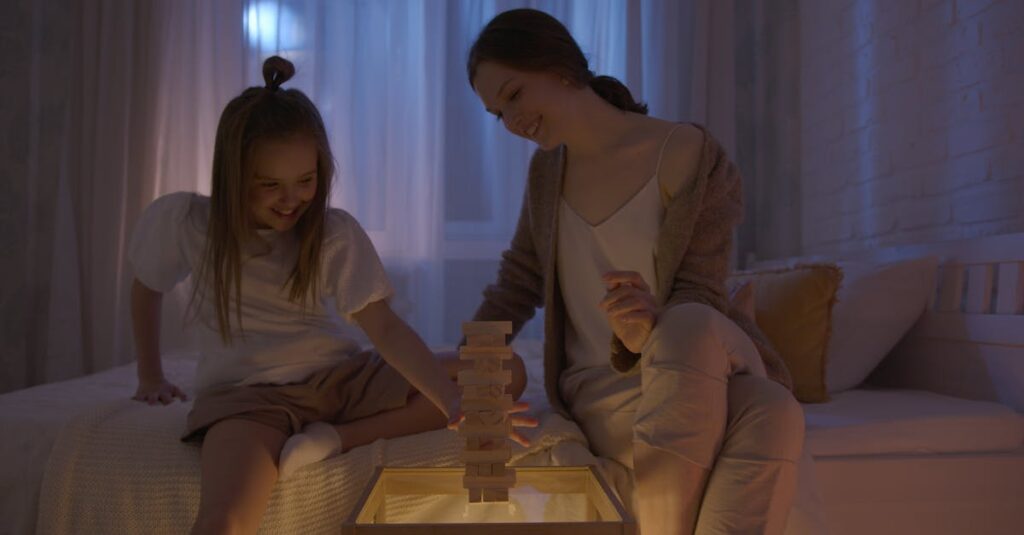 5人以上の家族がリビングでパーティーゲームを楽しんでいる。輪になって笑顔で話し合いながらカードをめくっている様子。