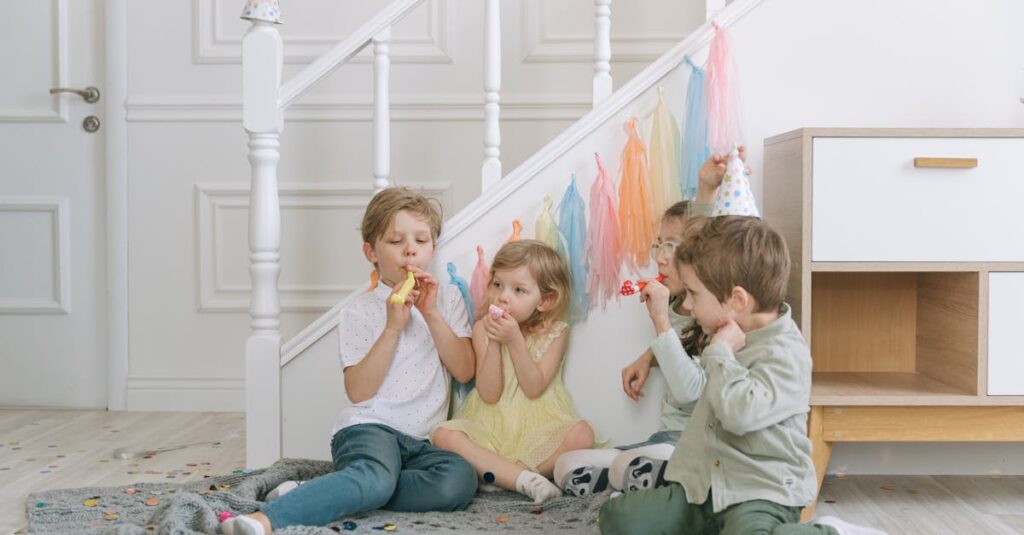 誕生日パーティーで家族がカードゲームやビンゴで盛り上がっている様子。ケーキの前で笑顔を見せながら遊んでいる。