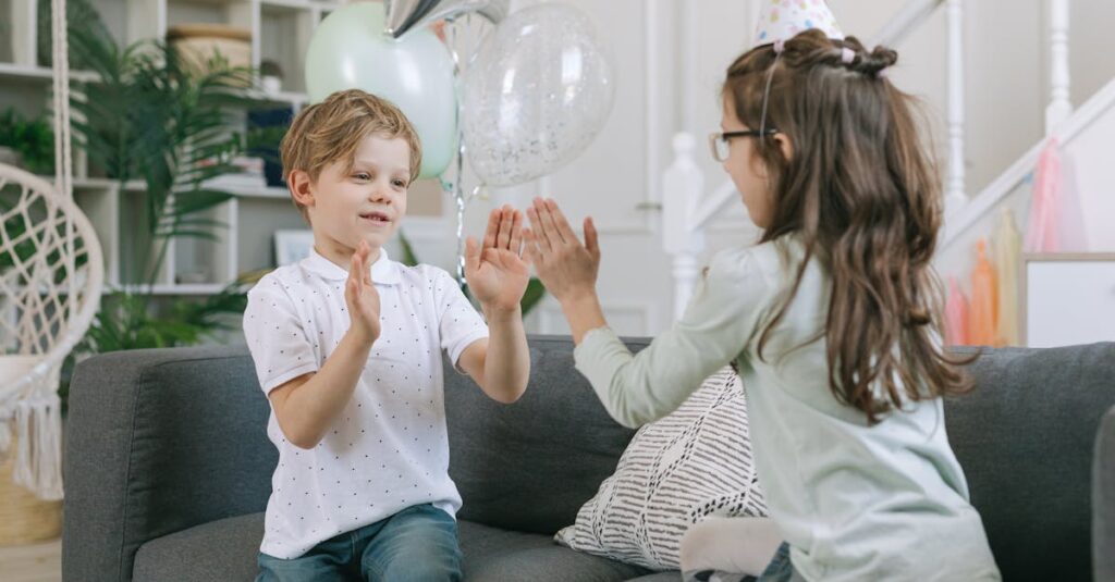 誕生日パーティーで家族がカードゲームやビンゴで盛り上がっている様子。ケーキの前で笑顔を見せながら遊んでいる。