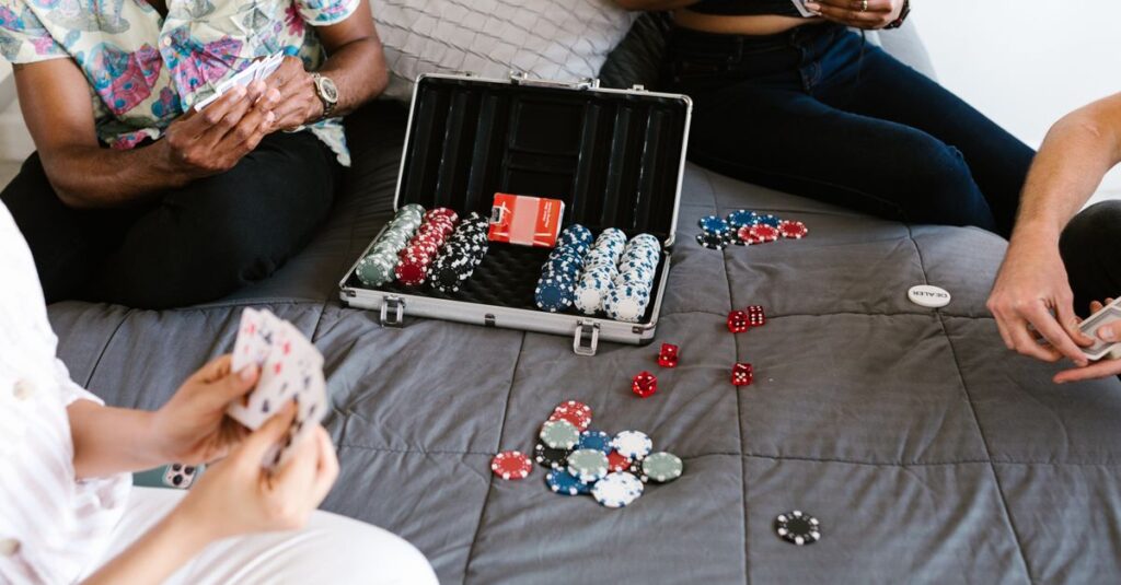 3人家族がボードゲームを囲んで遊んでいる様子。和やかな表情で駒を動かしながら会話している。
